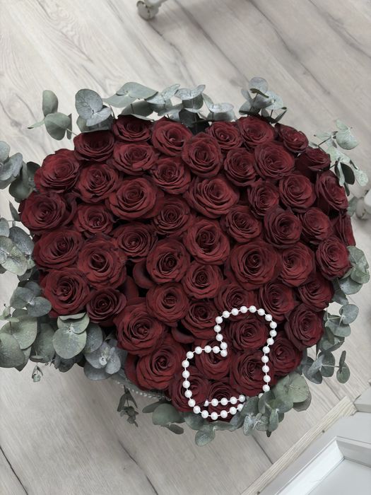 Цветы 51 роза в корзине