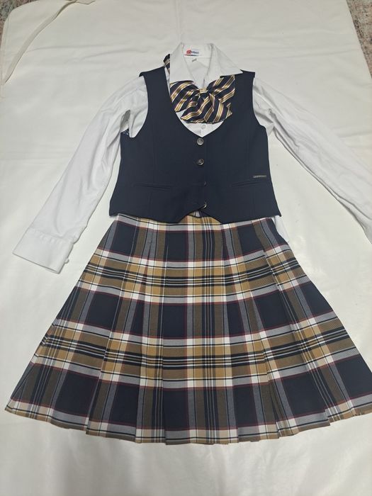 Срочно продам школьный костюм