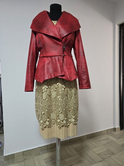 Rochie din dantela brodata cu strasuri, pliseuri în partea de jos
