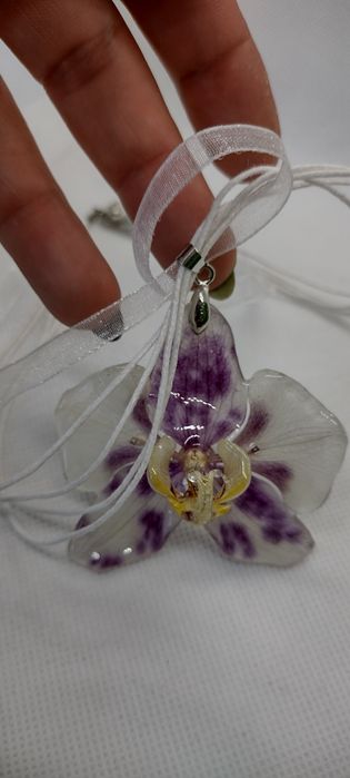 Колие с естествен цвят на орхидея.