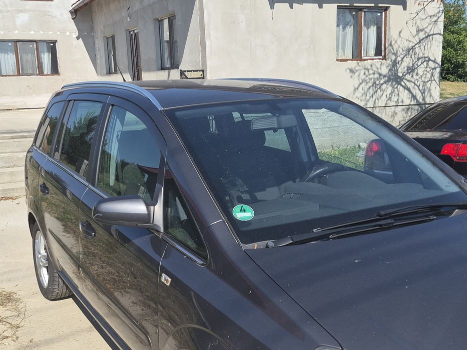 Masina Opel Zafira