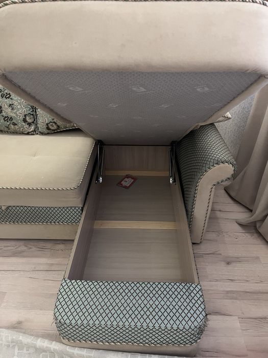 Диван с подушками