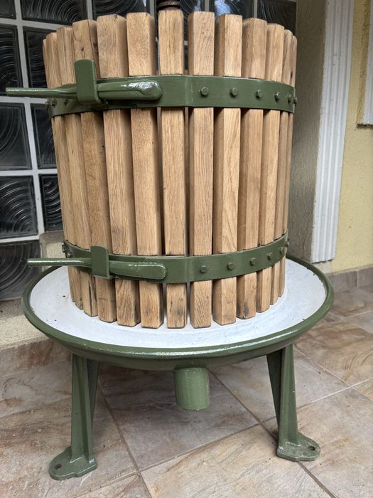 Vând teasc, presă de struguri de 60 litri