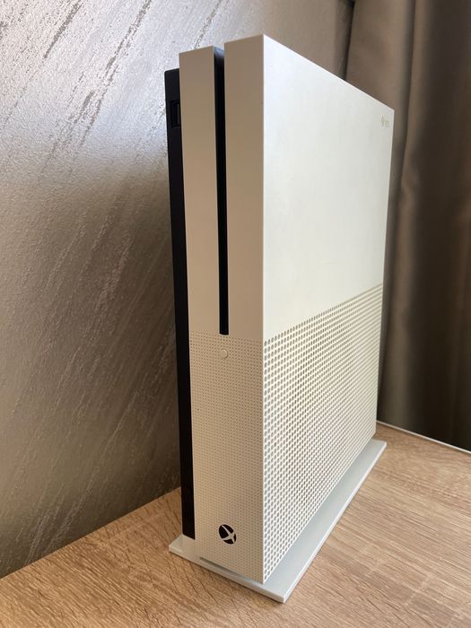 Продавам xbox one в отлично състояние.