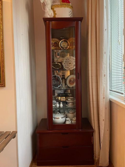 Шкаф ветрина чистое дерево