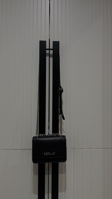 Чисто нова дамска чанта REPLAY – черна, с верижка и звездни елементи