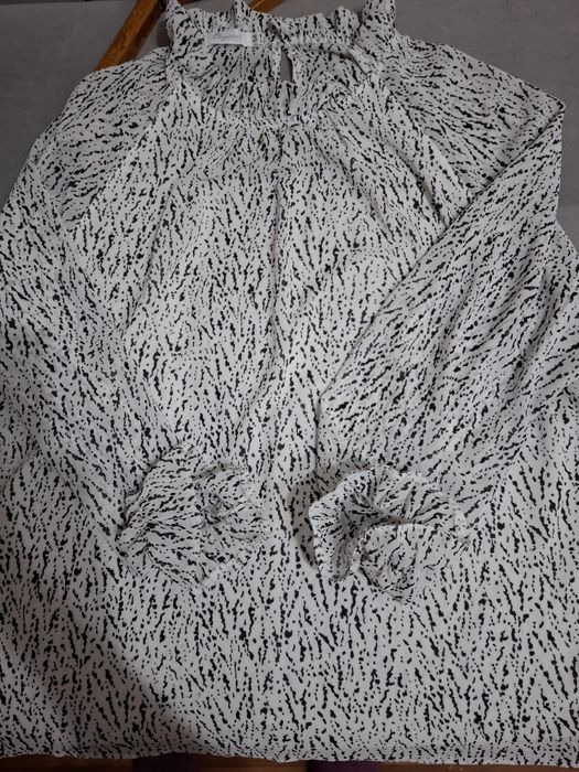 Продам платье и две блузки.тдевала пару раз