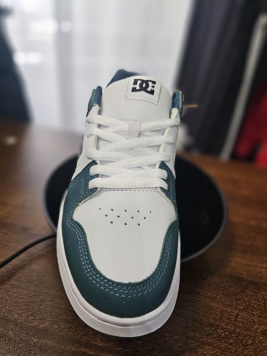 Vând pantofi sport marca D.C