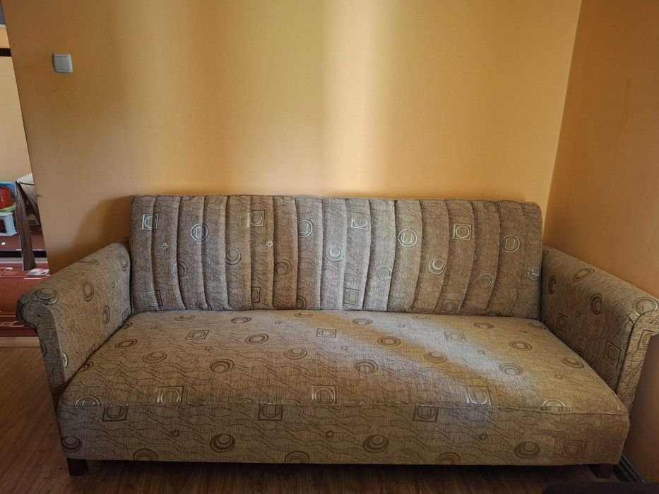 Vând canapea extensibilă plus două fotolii extensibile.