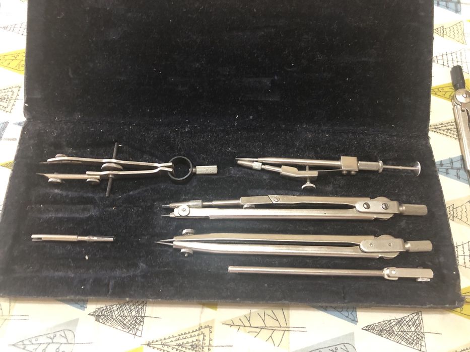 Продается готовальня. Циркули.