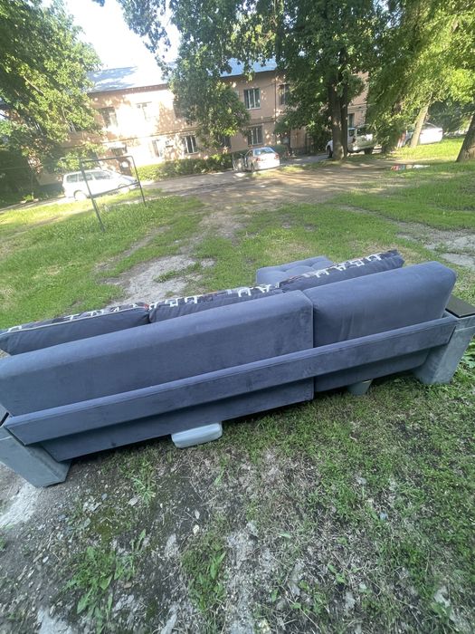 Продам диван  срочно