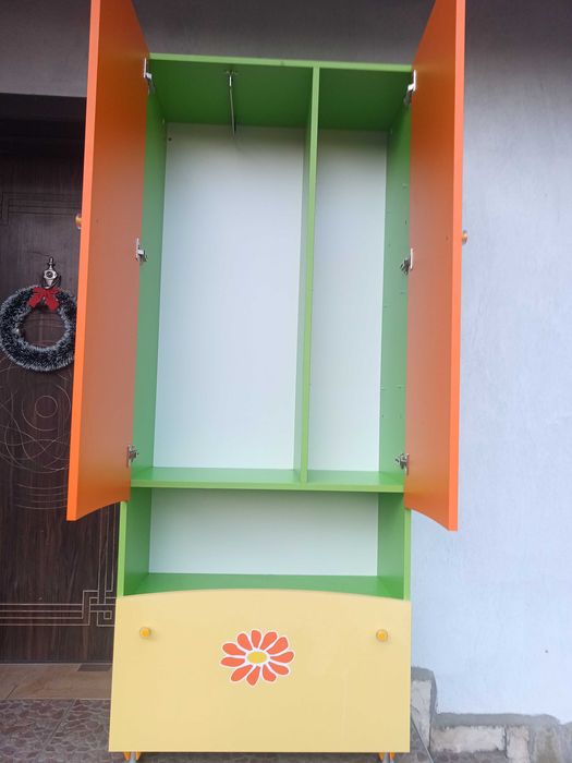 Гардероб и стелаж за детска стая,като нови.Размер200/80,170/40,110/40.