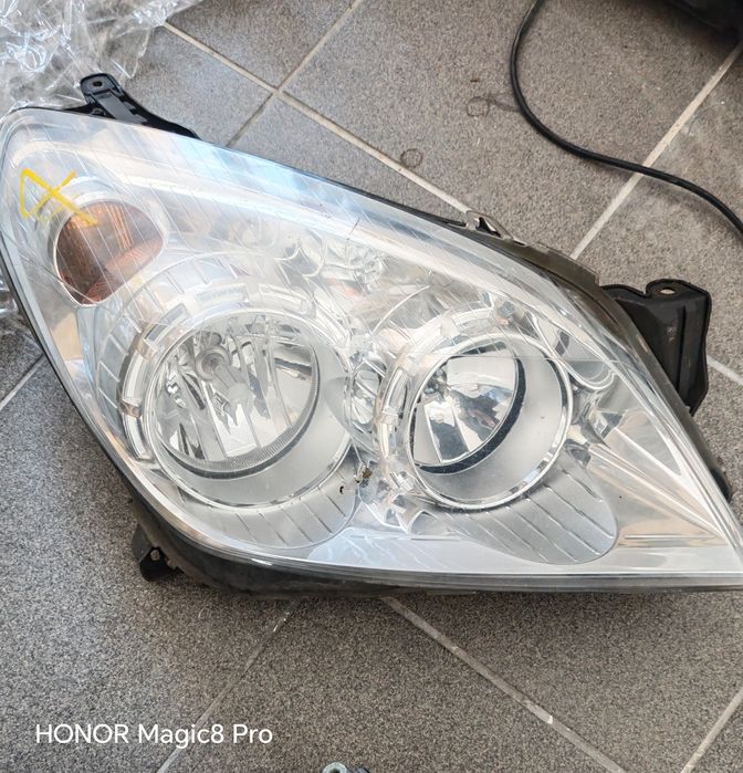 Far Stanga dreapta Opel Astra H argintiu si cu Fundal Negru European