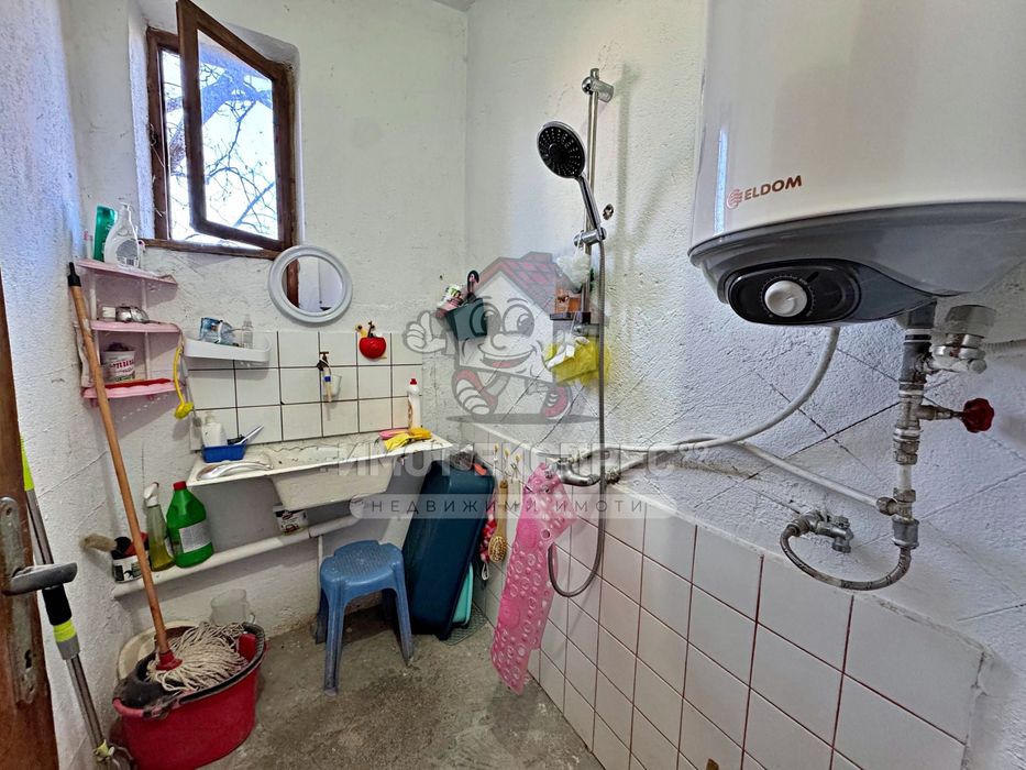 Етаж от къща, с таван и изба, в Центъра на гр.Асеновград