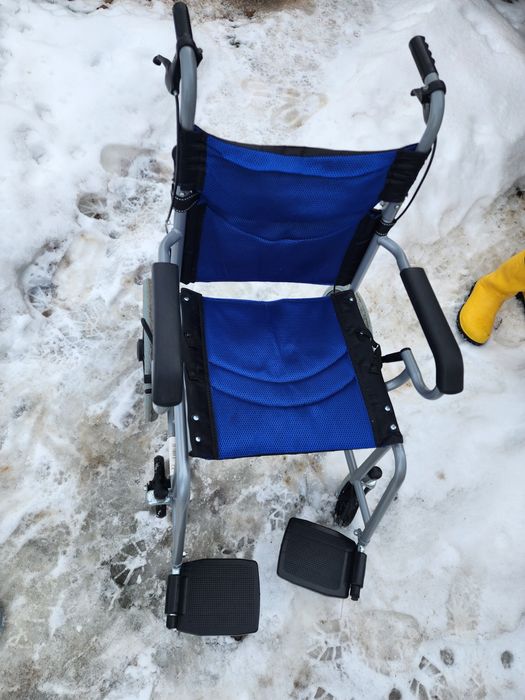 Vand scaun cu rotile