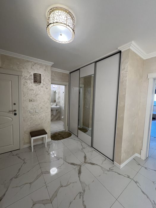 Тристаен Апартамент с ПАРКОМЯСТО, 2 бани, 2 спални до Катедралата.