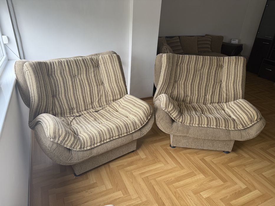 Диван с две кресла и две табуретки