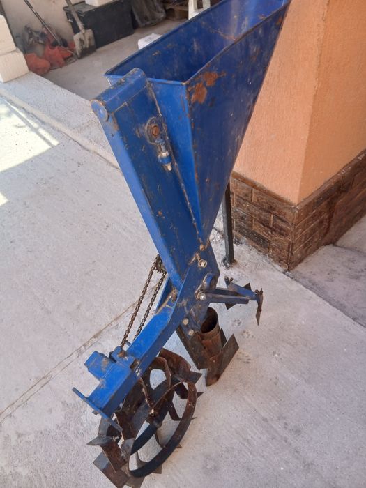 Vând semănătoare de arpagic și usturoi preț 800 lei negociabil mai multe detalii la numărul de telefon  0786244566