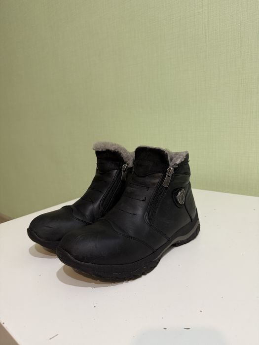 Продам зимнее ботинки на мальчика