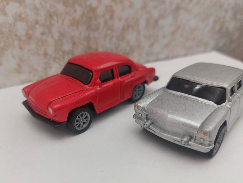 Модельки Чайка  и Газ 21 Волга