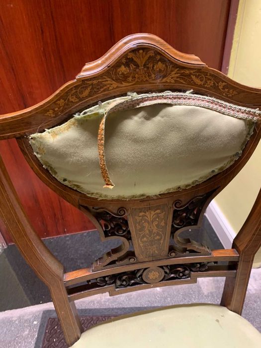 Продавам антикварен дървен стол