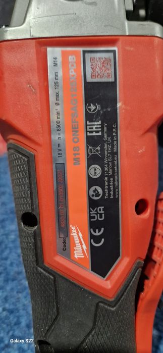 Milwaukee polizor pe acumulator