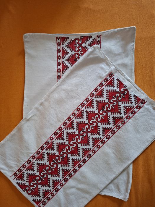 Ръчно бродирани калъфки за декоративни възглавници.