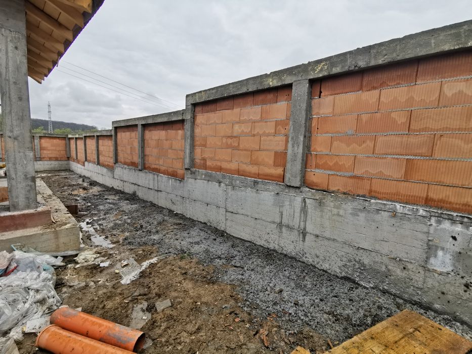 Construcții Case la roșu, Case A-frame, Acoperisuri,Zidarii, Garduri beton, Placi beton.