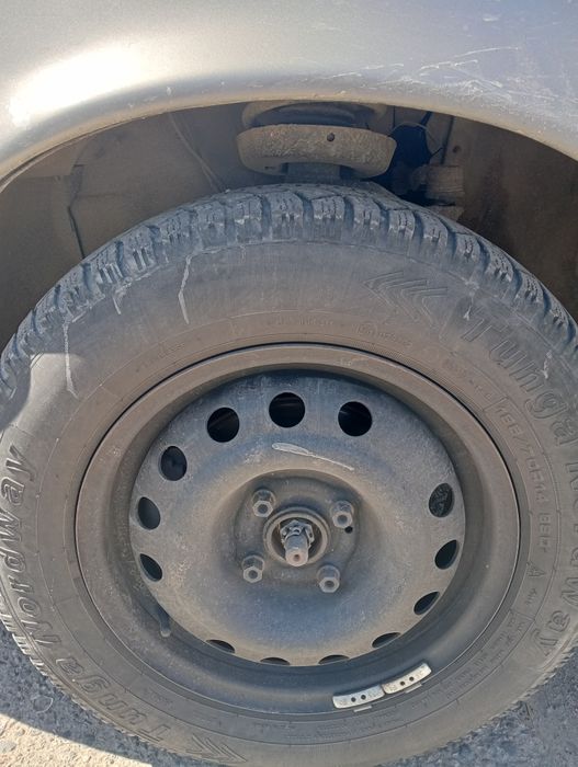 Покрышки зимние продается