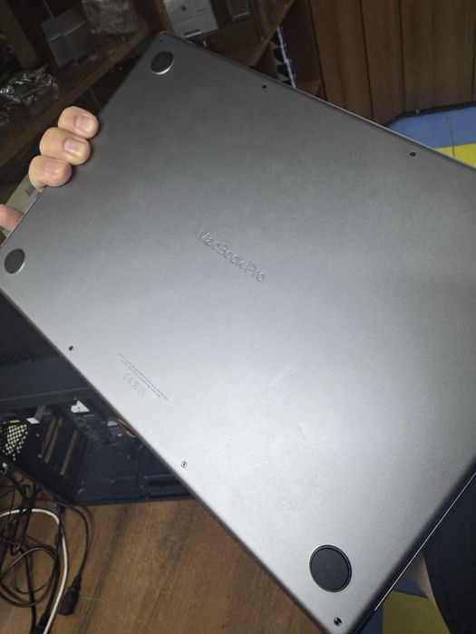 MacBook Pro M1 16.2” в идеальном состоянии.