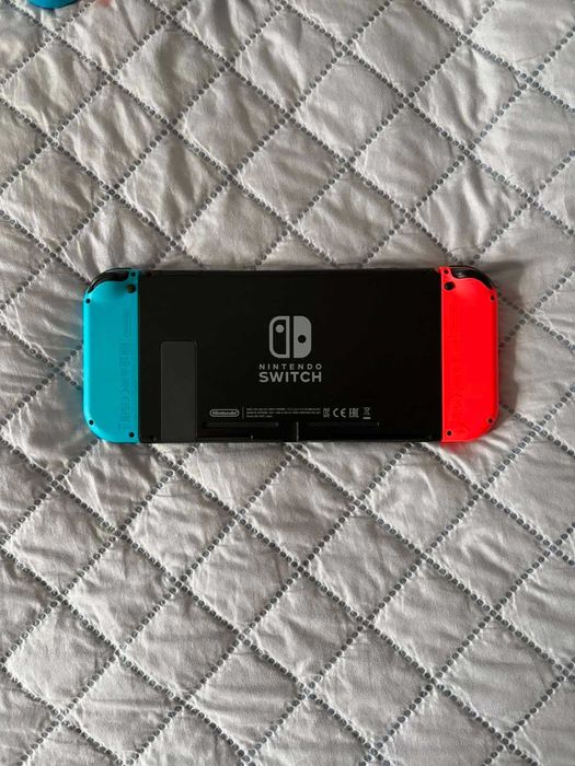 Nintendo Switch + допълнителени контролери + 4 игри + аксесоари