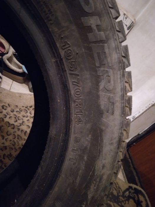 Продам две покрышек зимние