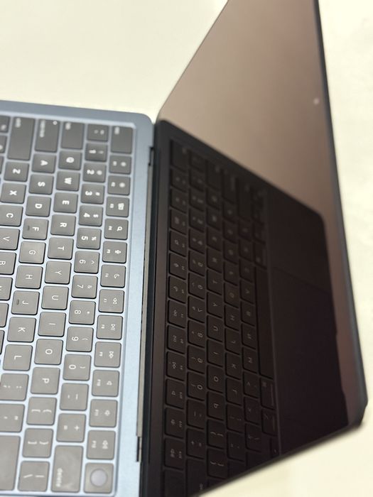 Macbook Air M3 8/256 почти новый!