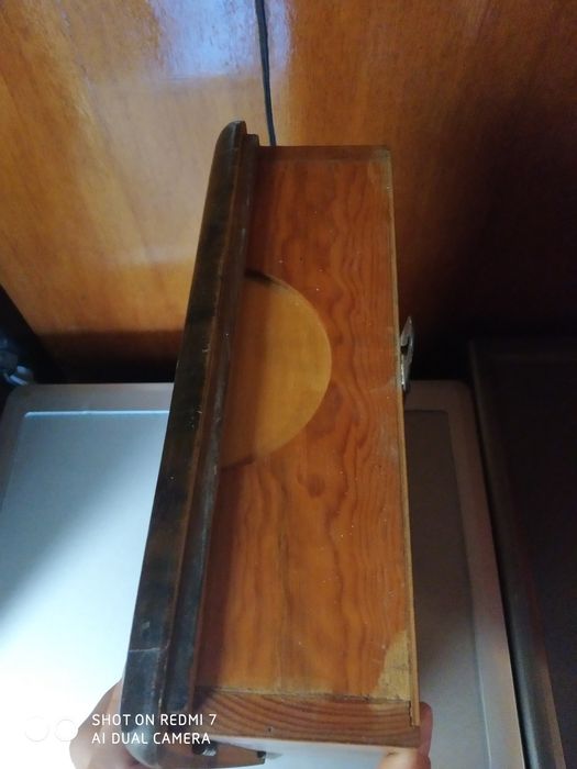 Механичен стенен часовник с махало