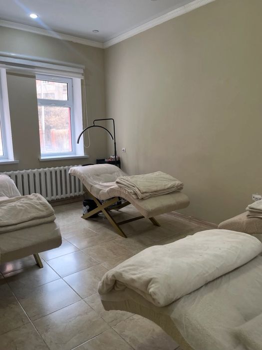 кушетка и маникюрный стол