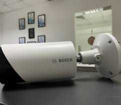 Camera Bosch Bullet FullHD, varifocala pentru supraveghere video
