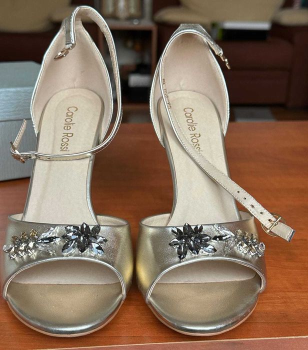 Se vând 4 perechi de încălțăminte mărimea 39