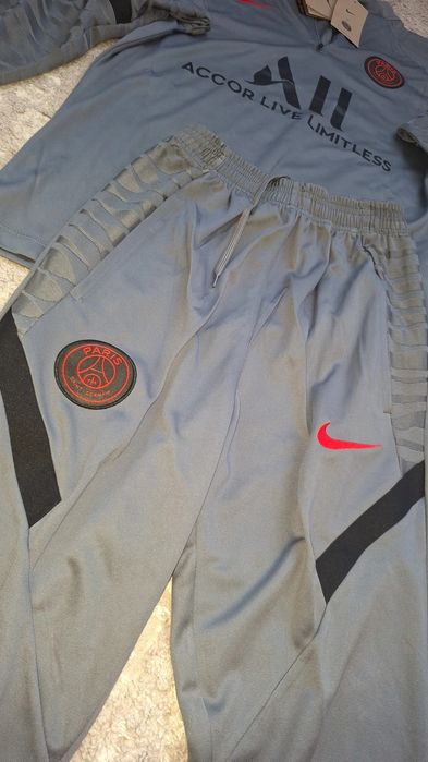 Compleu psg cu eticheta