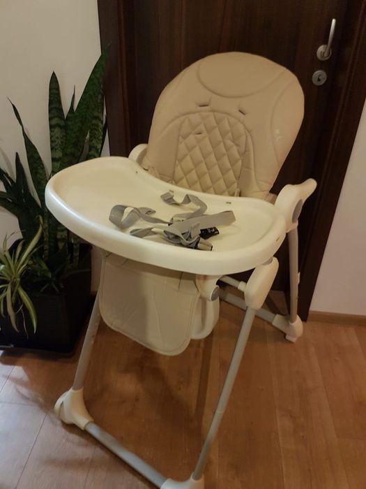 Scaun cu măsuță pt bebelaşi
