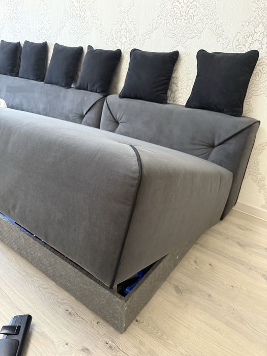 Продам диван в черном цвете!