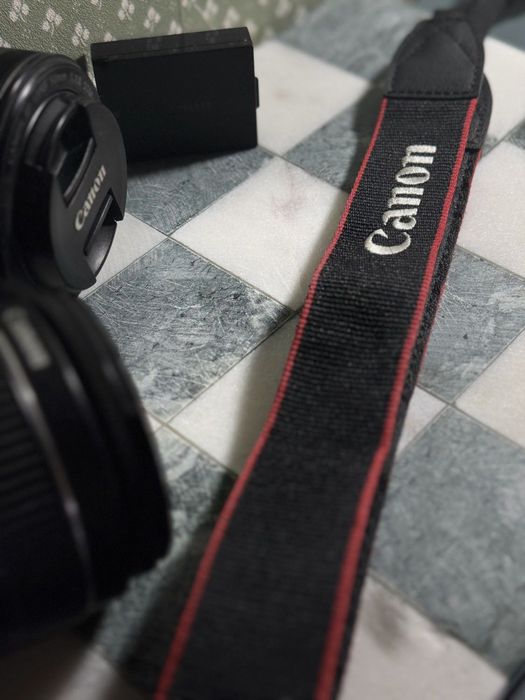 Canon EOS 2000D – kit complet pentru începători (DSLR 24 MP, Wi-Fi)