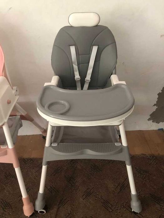 Scaun de masa bebe 4 in 1.Varsta 6-72 luni, Scaun inalt pliabil,4 roti silicon, 2 x Tava detasabila, Centura de siguranta in cinci puncte