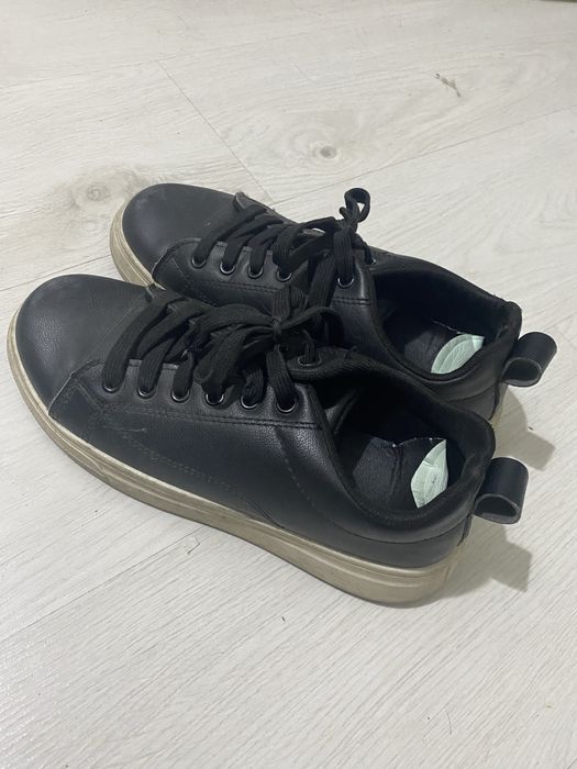 Кроссовки 500тг каждая пара