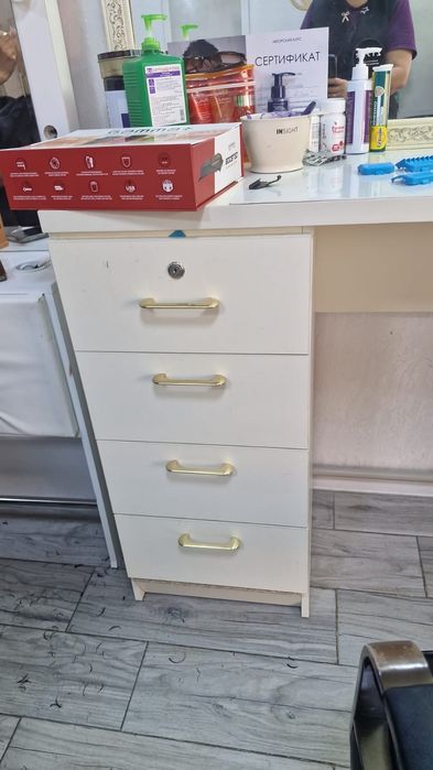 Парикмахерский стол  и кресло