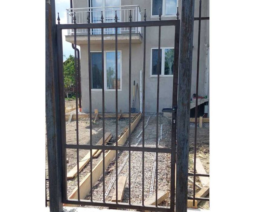 Метлни дворни врати и оградни пата