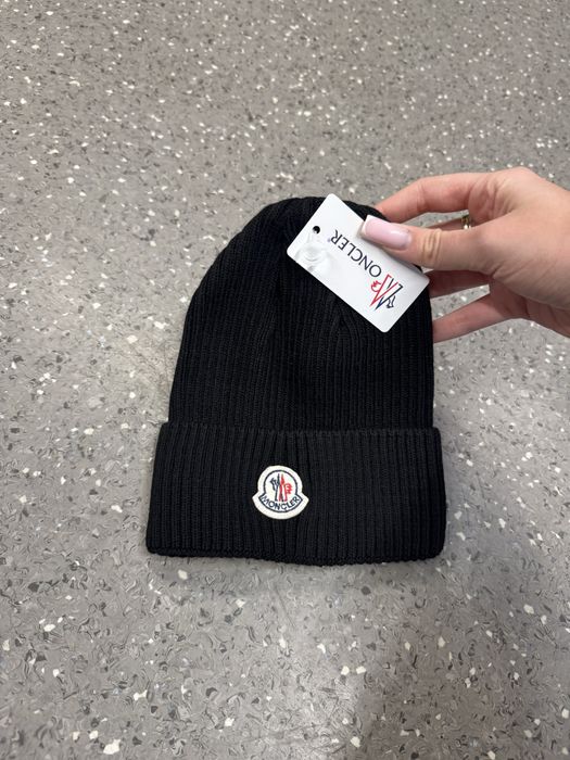 Caciuli Moncler cu mot din blana naturala