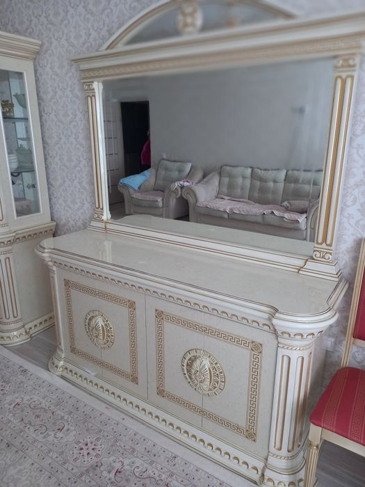 Продаю Сервант и Зеркало, бренди Версачи. самовывоз