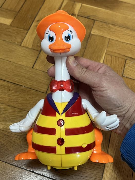 Играчка пате движи се и пее