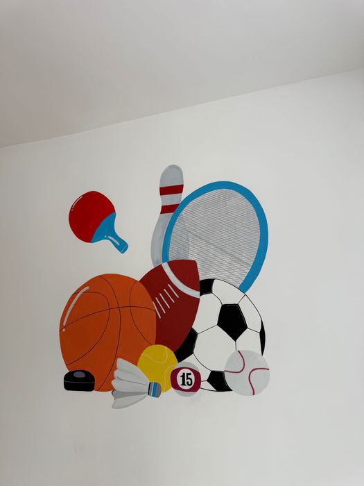 Рисунки на стенах и барельеф