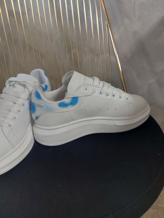 Adidasi unisex moderni